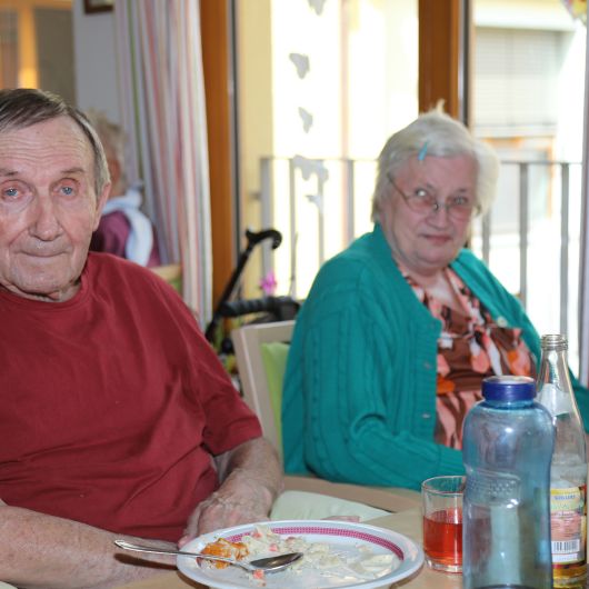 In der Wohngruppe "Steigerwald " sitzen Bertold Schäflein und Sonja Nitschke gemeinsam zum Mittagessen bei Tisch. 