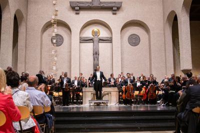 Großen Applaus gab es für Dirigent Professor Matthias Beckert und das Orchester der Hofer Symphoniker.