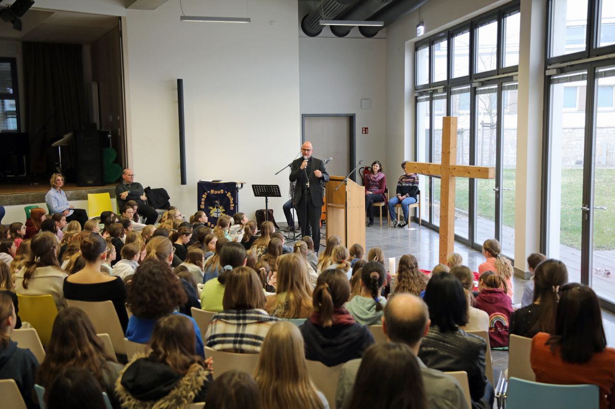 Der Schulbesuch begann mit einem gemeinsamen Morgenlob in der Pausenhalle. Bischof Dr. Franz Jung gab den Schülerinnen Gedanken zur Geschichte des blinden Bettlers Bartimäus mit auf den Weg.