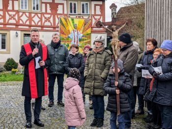 Mit einem Kreuzweg am 50. Jahrestag der Seligsprechung Liborius Wagners haben am Palmsonntag, 24. März, rund 50 Personen aus dem Pastoralen Raum Schweinfurter Oberland des Seligen gedacht. 