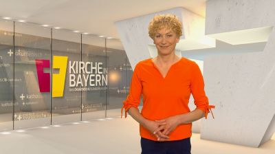 Bernadette Schrama moderiert das ökumenische Fernsehmagazin "Kirche in Bayern" am 5. Mai.