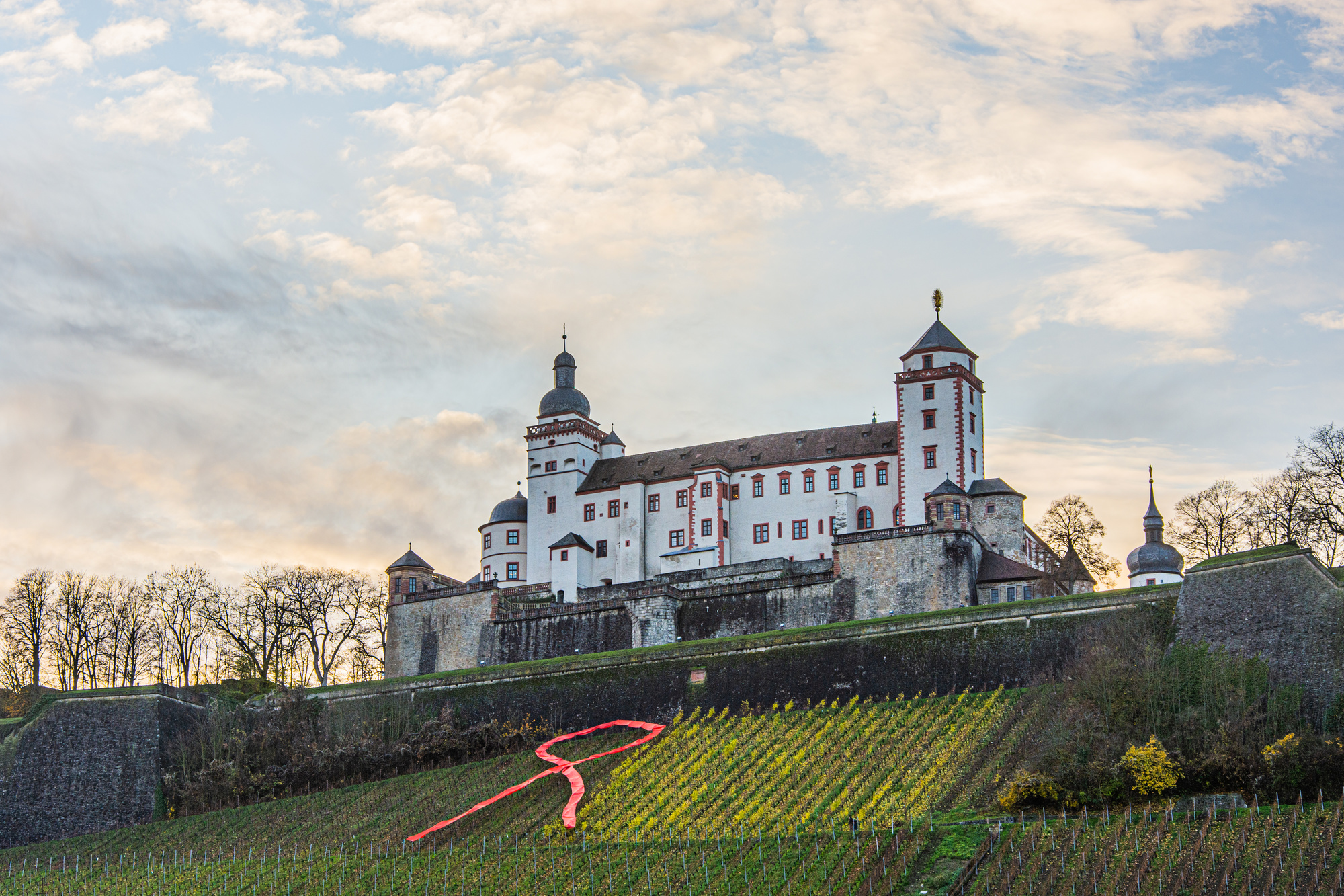 Bereits traditionell installieren die Mitarbeiter der Aids-Beratung am Festungsberg unterhalb der Festung Marienberg in Würzburg zum Welt-Aids-Tag eine riesige rote Schleife.