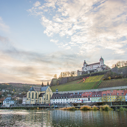 Bereits traditionell wird der Festungsberg unterhalb der Festung Marienberg in Würzburg zum Welt-Aids-Tag mit einer riesigen roten Aids-Schleife geschmückt.