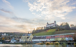 Bereits traditionell wird der Festungsberg unterhalb der Festung Marienberg in Würzburg zum Welt-Aids-Tag mit einer riesigen roten Aids-Schleife geschmückt.