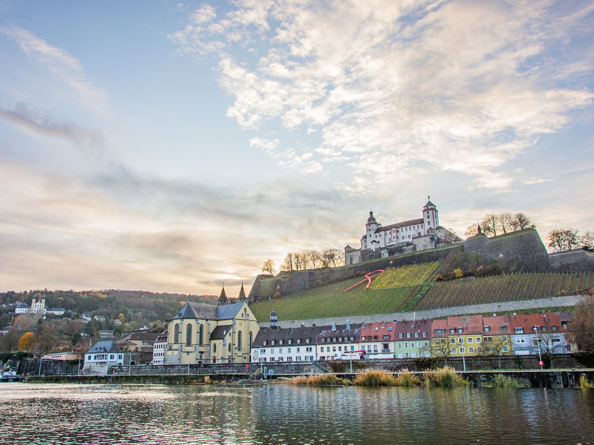 Bereits traditionell wird der Festungsberg unterhalb der Festung Marienberg in Würzburg zum Welt-Aids-Tag mit einer riesigen roten Aids-Schleife geschmückt.