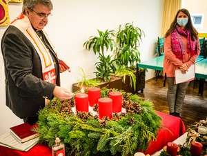 Vor dem Beginn des ersten Adventswochenendes hat der Vorsitzende des Diözesan-Caritasverbands, Domkapitular Clemens Bieber, die Kränze für das Caritashaus gesegnet.
