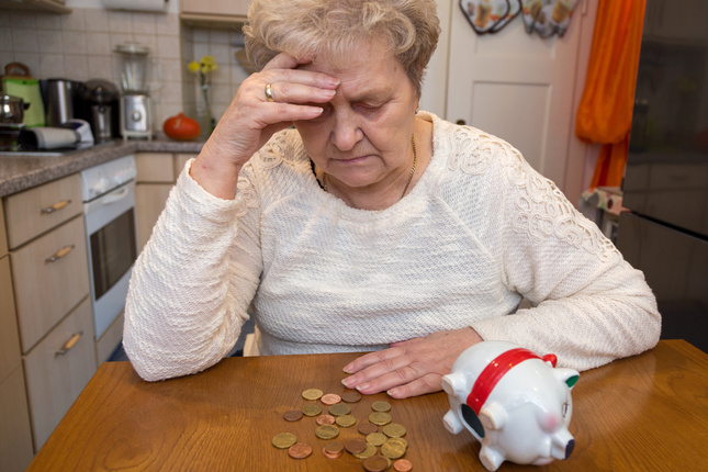 Seniorin mit Finanzsorgen