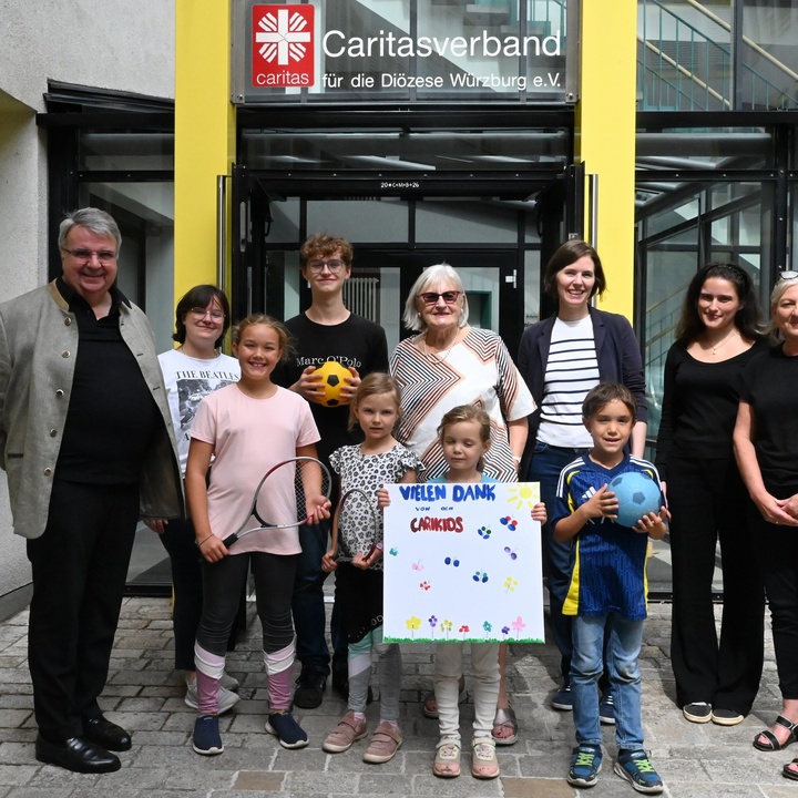 Gruppenbild CariKids-Spende
