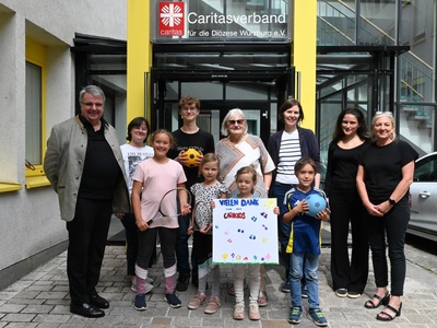 Gruppenbild CariKids-Spende