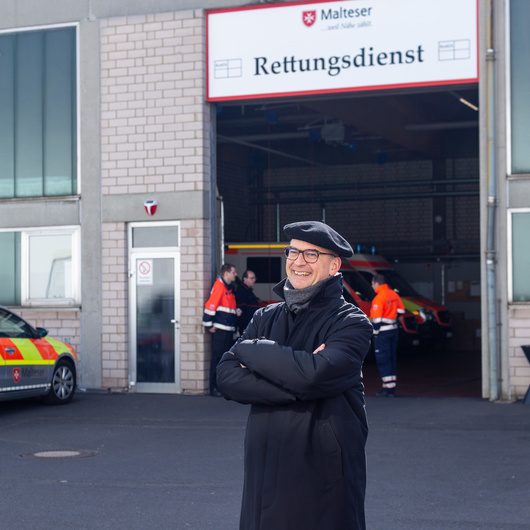 Bischof Franz Jung besucht die Rettungswache der Malteser in der Würzburger Mainaustraße.