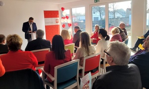 Harald Funsch, hauptamtlicher Vorstand des Caritasverbandes für den Landkreis Kitzingen e. V., hält die Eröffnungsrede.