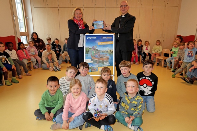 Übergabe Playmobil-Set Frankenapostel Kita St. Barbara