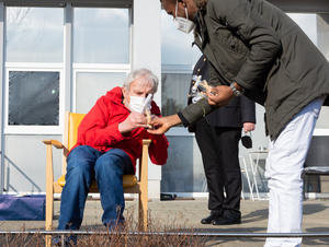 Über 300 Ostergrüße haben die Azubis des Exerzitienhauses Himmelspforten für die Bewohnerinnen und Bewohner der Caritas-Pflegeheime in Würzburg handgeschrieben.