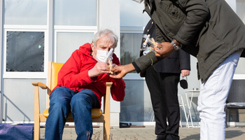 Über 300 Ostergrüße haben die Azubis des Exerzitienhauses Himmelspforten für die Bewohnerinnen und Bewohner der Caritas-Pflegeheime in Würzburg handgeschrieben.