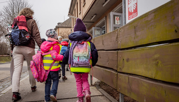 Eine Spende von 500 Euro haben die Vorschulkinder des Kindergartens Am Marienheim in Rottendorf dem Projekt "Rad & Tat" in der Gemeinschaftsunterkunft für Asylbewerber in Würzburg übergeben.