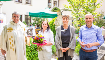 Mit einer Segensfeier ist Tanja Kraev offiziell als neue Leiterin des Mehrgenerationenhauses St. Elisabeth in Kitzingen eingeführt worden.