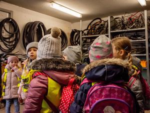 Eine Spende von 500 Euro haben die Vorschulkinder des Kindergartens Am Marienheim in Rottendorf dem Projekt "Rad & Tat" in der Gemeinschaftsunterkunft für Asylbewerber in Würzburg übergeben.