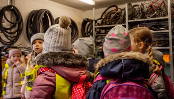 Eine Spende von 500 Euro haben die Vorschulkinder des Kindergartens Am Marienheim in Rottendorf dem Projekt "Rad & Tat" in der Gemeinschaftsunterkunft für Asylbewerber in Würzburg übergeben.