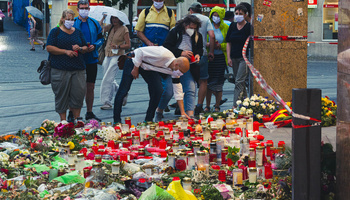 Mit Schweigen und Gebeten hat das Aktionsbündnis „Dienst-Tag“ der Opfer der Messerattacke vom Würzburger Barbarossaplatz gedacht.