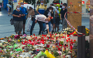 Mit Schweigen und Gebeten hat das Aktionsbündnis „Dienst-Tag“ der Opfer der Messerattacke vom Würzburger Barbarossaplatz gedacht.