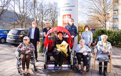 Mit Barbara Stamm als erstem Fahrgast wurde die neue Fahrradrikscha in Dienst gestellt. Künftig soll sie unter anderem Seniorinnen und Senioren aus St. Thekla für Fahrten zur Verfügung stehen.
