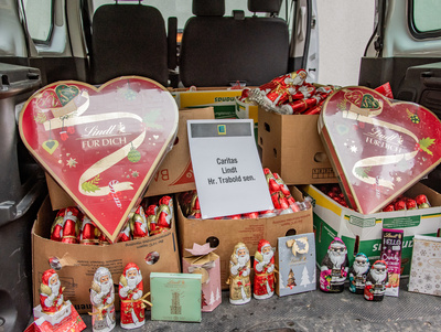 Süße Tradition: Eine Wagenladung nicht verkaufter Weihnachts-Schokolade hat der EDEKA-Betreiber Horst Trabold dem Diözesan-Caritasverband geschenkt.
