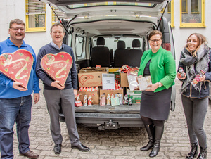Süße Tradition: Eine Wagenladung nicht verkaufter Weihnachts-Schokolade hat der EDEKA-Betreiber Horst Trabold dem Diözesan-Caritasverband geschenkt.