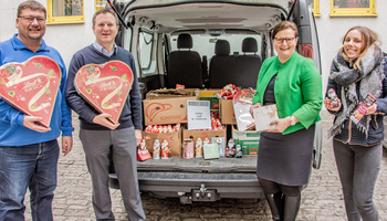 Süße Tradition: Eine Wagenladung nicht verkaufter Weihnachts-Schokolade hat der EDEKA-Betreiber Horst Trabold dem Diözesan-Caritasverband geschenkt.