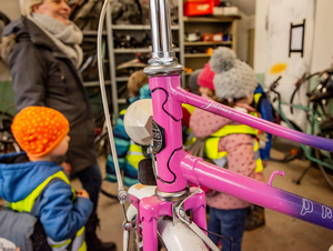 Eine Spende von 500 Euro haben die Vorschulkinder des Kindergartens Am Marienheim in Rottendorf dem Projekt "Rad & Tat" in der Gemeinschaftsunterkunft für Asylbewerber in Würzburg übergeben.