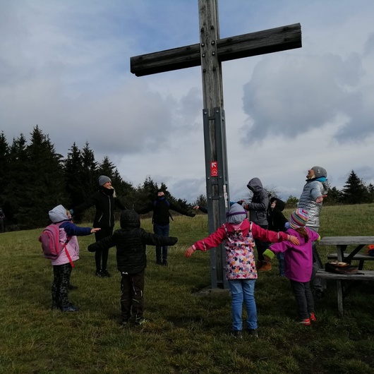 Kinder und Betreuer aus dem Kinderdorf St. Anton Riedenberg bei der AGkE-Wallfahrt.