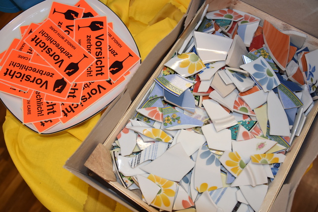 Karton mit Aufkleber