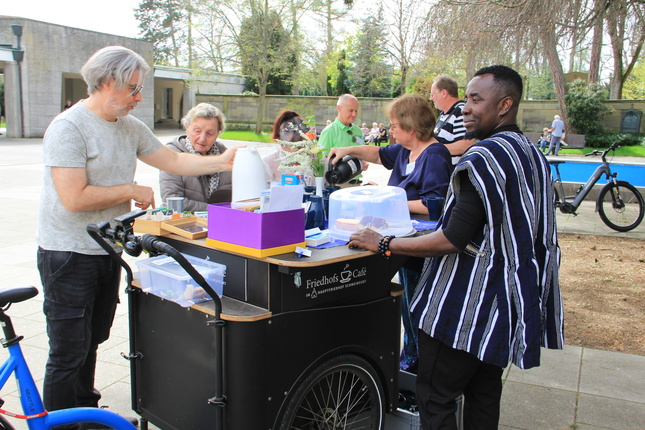 Kaffee und Kuchen auf dem Schweinfurter Hauptfriedhof.