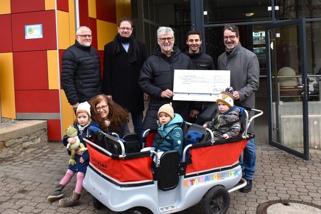 Spendenübergabe für Kinder-Bus.