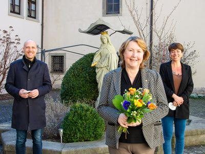 Nach über 25 Jahren im Dienst der Caritas geht Elisabeth Müller (Mitte) in den Ruhestand. Verabschiedet wird sie von Geschäftsführer Georg Sperrle (links) und ihrer Nachfolgerin in der Leitung des Hauses St. Elisabeth Kitzingen, Bianca Hahn. 