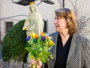 Nach über 25 Jahren im Dienst der Caritas wurde Elisabeth Müller zum Abschied in den Ruhestand mit dem Goldenen Caritaskreuz geehrt.