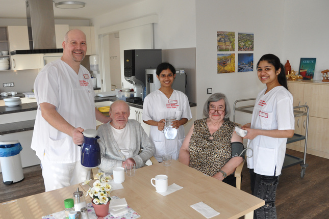 Johann und Hannelore Peter (sitzend) fühlen sich wohl im Bischof-Scheele-Haus.