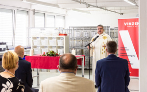 In der Halle der Wäscherei feierte Domkapitular Clemens Bieber den Wortgottesdienst mit Segnung für Christoph Vogel.