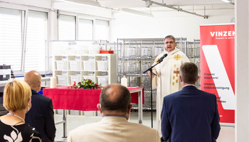 In der Halle der Wäscherei feierte Domkapitular Clemens Bieber den Wortgottesdienst mit Segnung für Christoph Vogel.