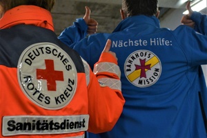 "Erste Hilfe trifft nächste Hilfe" - am Projekt Wärmehalle ist auch das Bayerische Rote Kreuz Würzburg tatkräftig beteiligt.