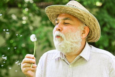 Mann mit Pusteblume