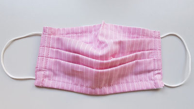 Ein einfacher Mund-Nasen-Schutz kann zu Hause selbst genäht werden.