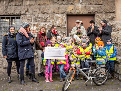 Eine Spende von 500 Euro haben die Vorschulkinder des Kindergartens Am Marienheim in Rottendorf dem Projekt "Rad & Tat" in der Gemeinschaftsunterkunft für Asylbewerber in Würzburg übergeben.