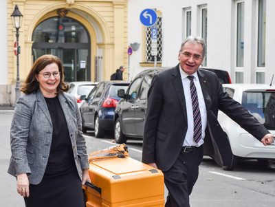 Caritas-Direktorin Pia Theresia Franke und Bundestagsabgeordneter Paul Lehrieder.