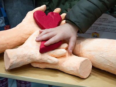 "Unsere Skulptur verkörpert die Nächstenliebe zwischen klein und groß", heißt es in der Erklärung des Kunstwerks.