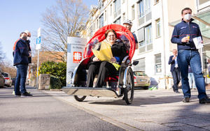 Mit Barbara Stamm als erstem Fahrgast wurde die neue Fahrradrikscha in Dienst gestellt. Künftig soll sie unter anderem Seniorinnen und Senioren aus St. Thekla für Fahrten zur Verfügung stehen.