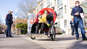 Mit Barbara Stamm als erstem Fahrgast wurde die neue Fahrradrikscha in Dienst gestellt. Künftig soll sie unter anderem Seniorinnen und Senioren aus St. Thekla für Fahrten zur Verfügung stehen.