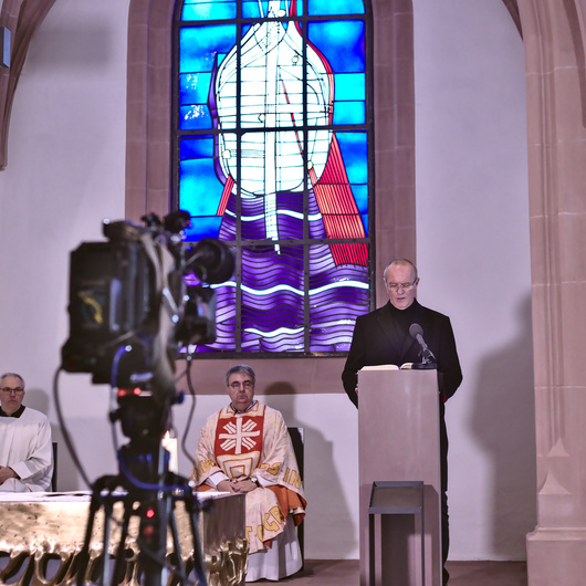 Mit einem Video-Gottesdienst im kleinsten Kreis haben Domkapitular Clemens Bieber und Mitarbeiter des Diözesan-Caritasverbands das 100. Gründungsjubiläum gefeiert.