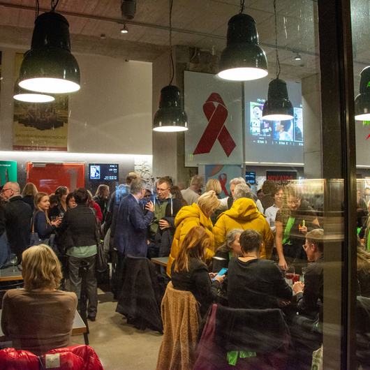 Für den Empfang mit Gedenken zum Welt-Aids-Tag bot das Programmkino Central einen passenden Rahmen.