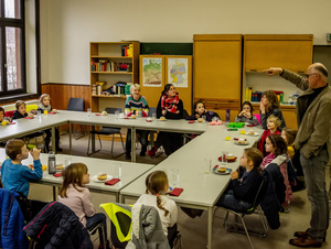 Eine Spende von 500 Euro haben die Vorschulkinder des Kindergartens Am Marienheim in Rottendorf dem Projekt "Rad & Tat" in der Gemeinschaftsunterkunft für Asylbewerber in Würzburg übergeben.