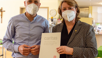 Nach über 25 Jahren im Dienst der Caritas wurde Elisabeth Müller zum Abschied in den Ruhestand mit dem Goldenen Caritaskreuz geehrt.